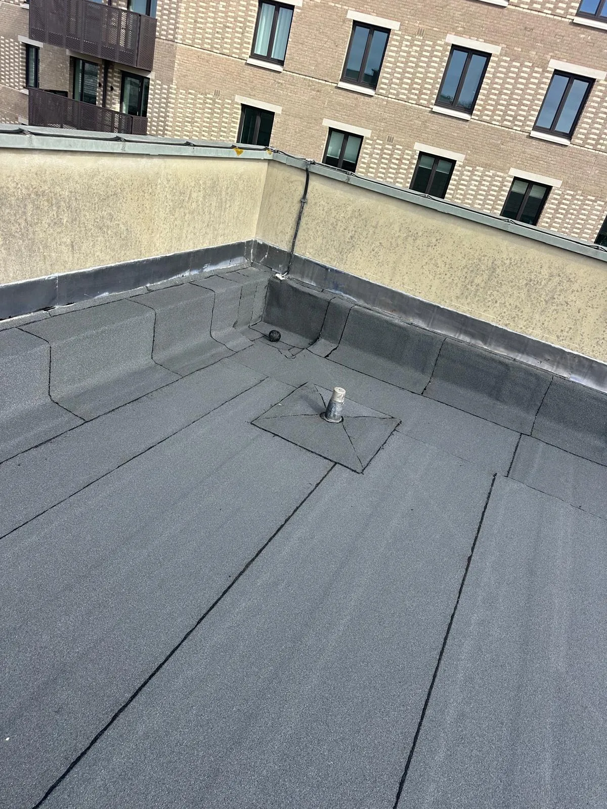 Finished flat roof in torch-on felt with dressed upstands
